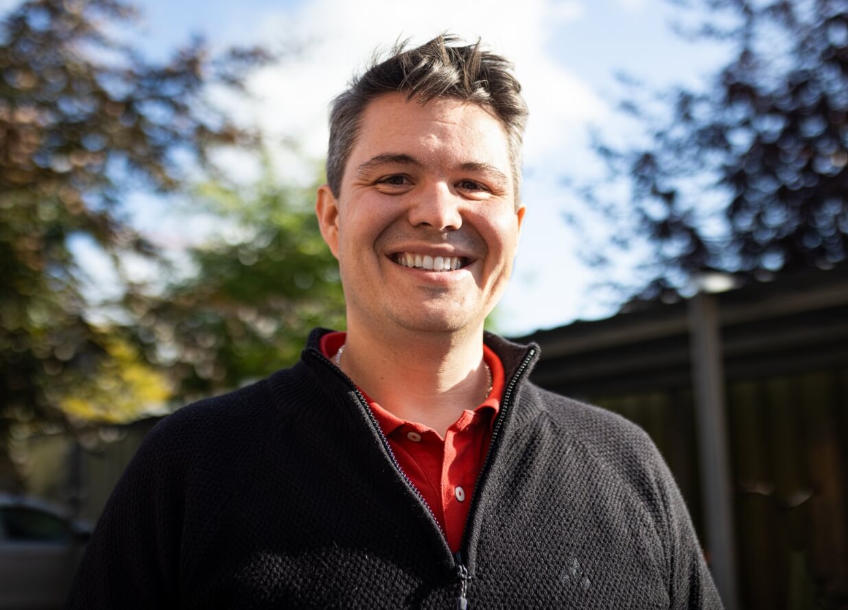 Portræt af Anders der smiler til kameraet