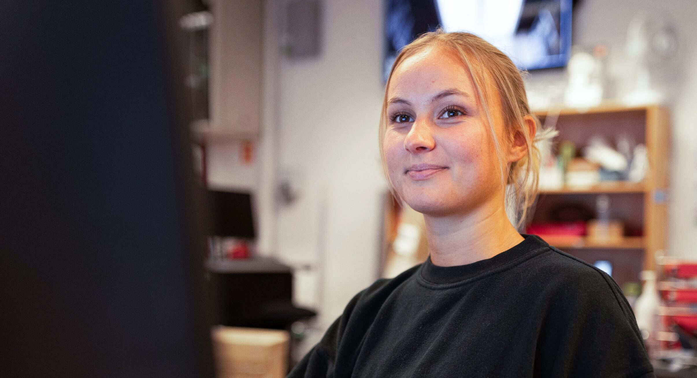 Josefine sidder foran computerskærm