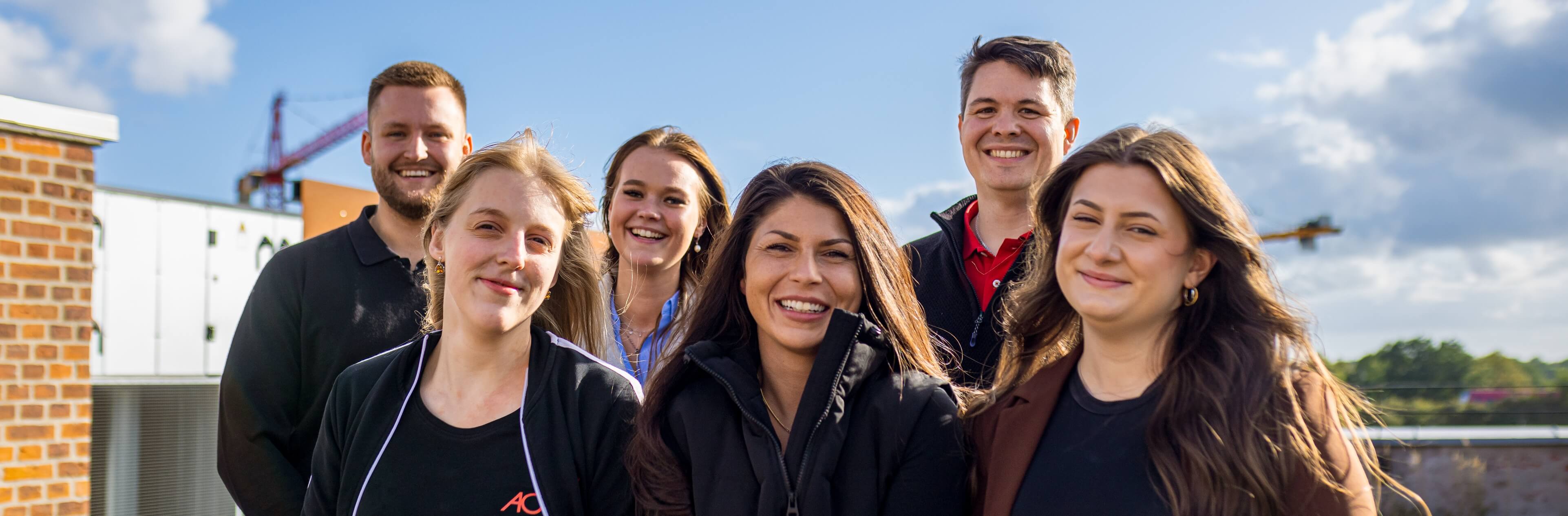 Gruppebillede af AO medarbejdere i AO's lager