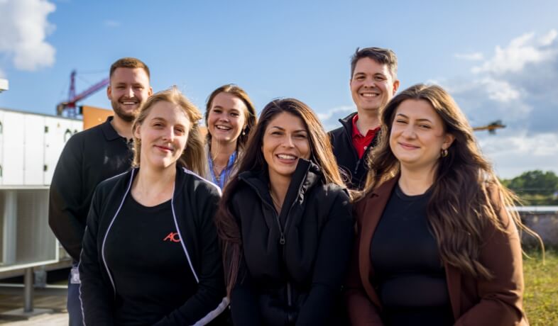 Gruppebillede af AO medarbejdere i AO's lager