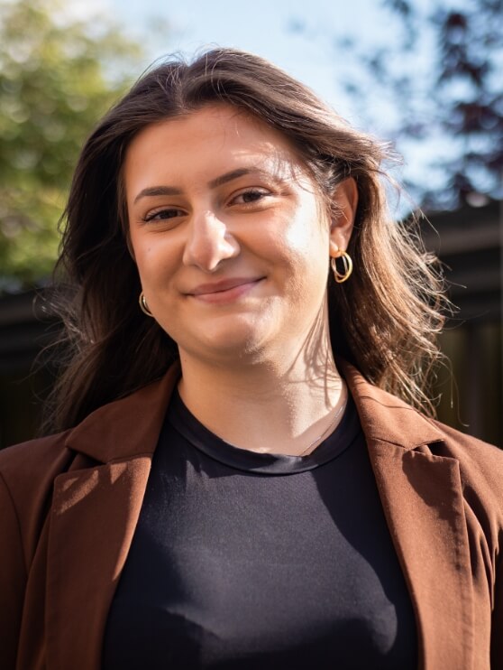 Portrætbillede af Kasper, der smiler til kameraet