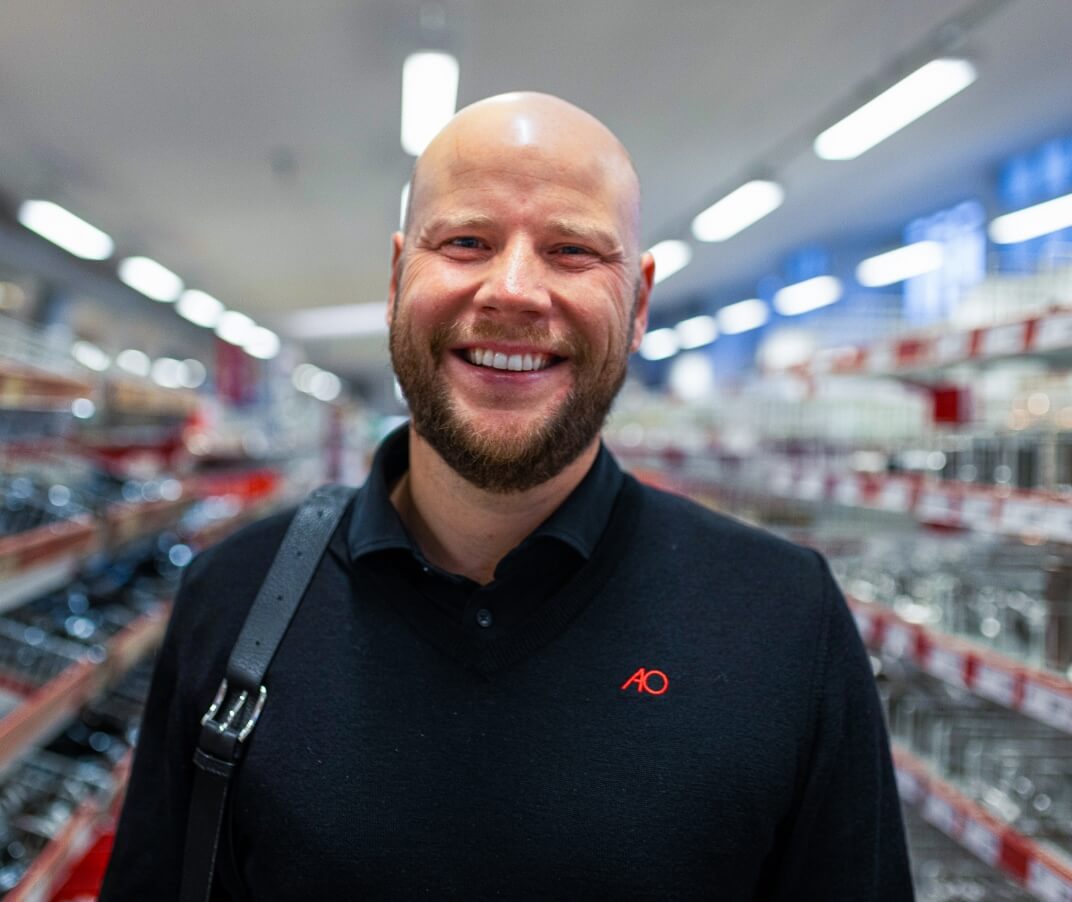 Portrætbillede af Bo, der smiler til kameraet