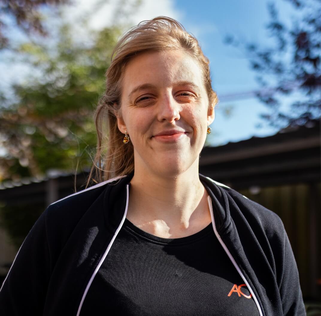 Portrætbillede af Maja, der smiler til kameraet