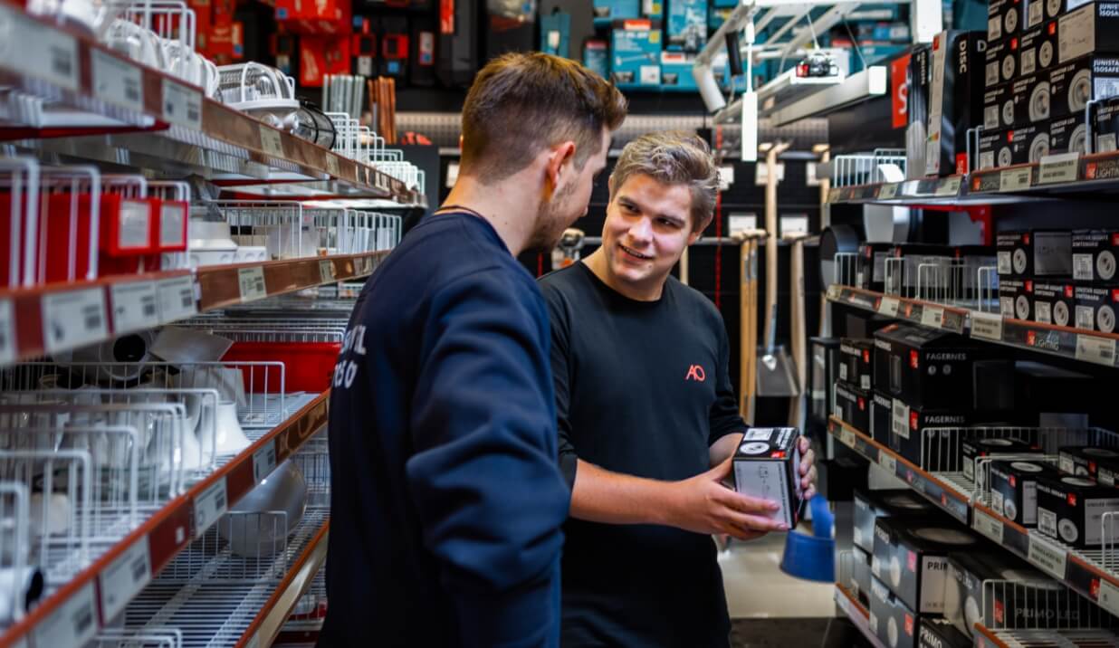 Milan står med en kunde i AO butik