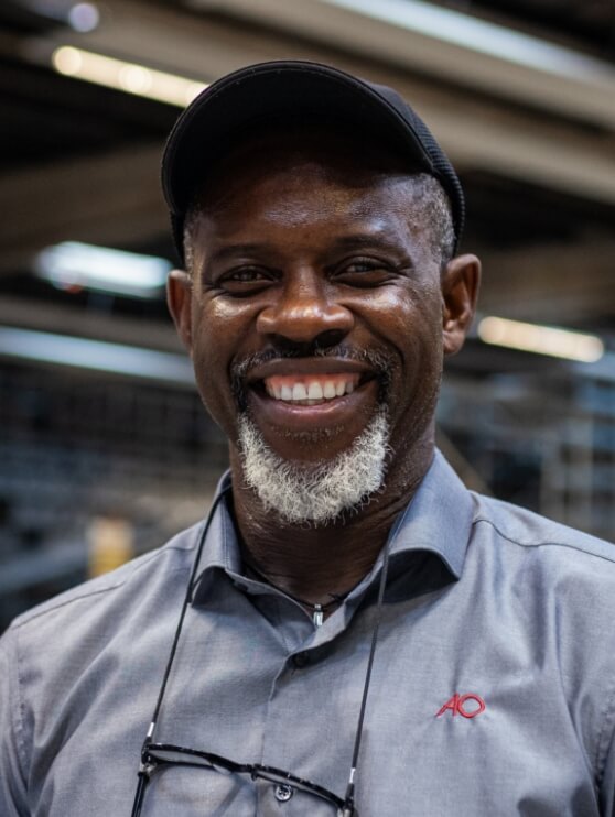 Portrætbillede af Osita, der smiler til kameraet