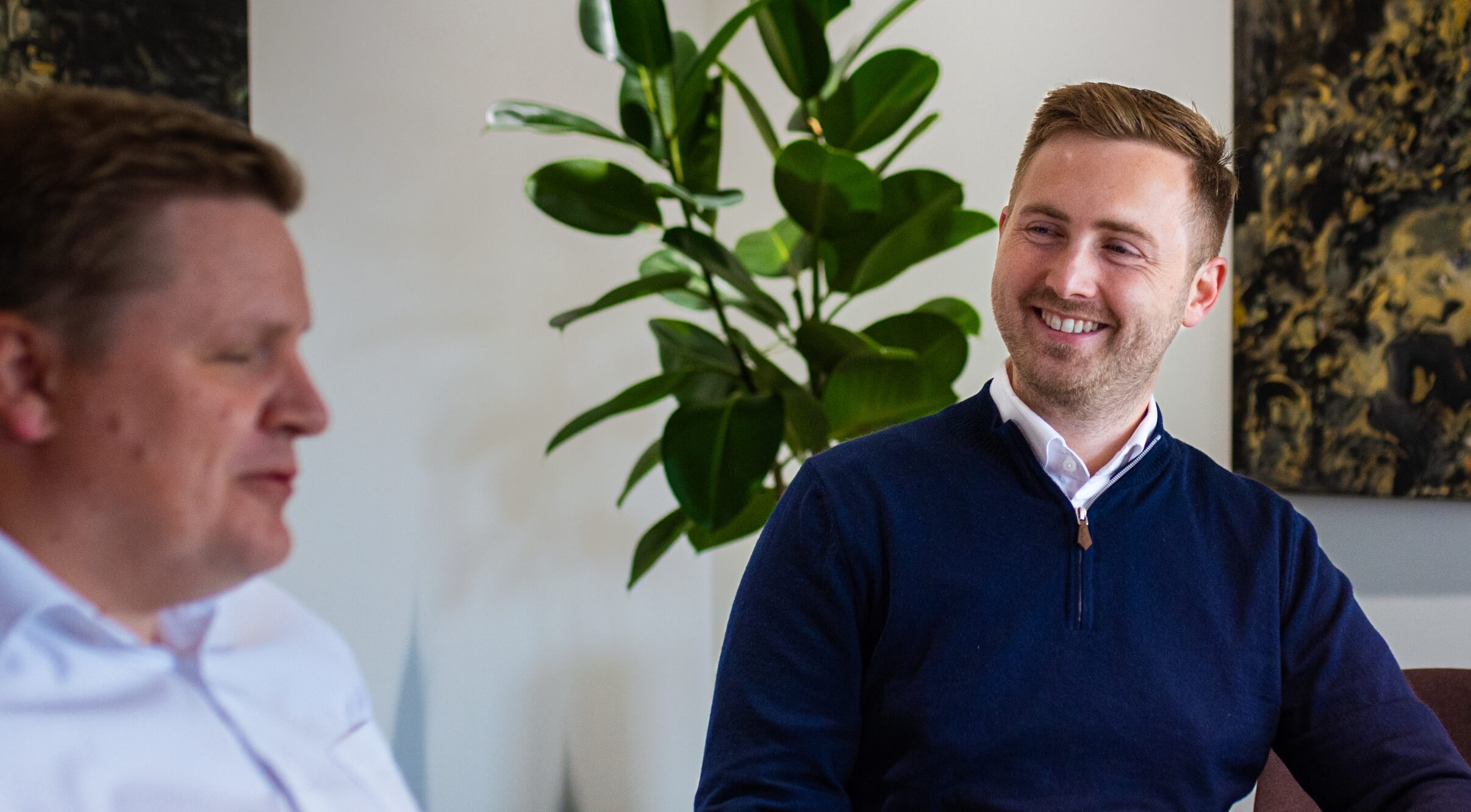 Andreas smiler til kollega