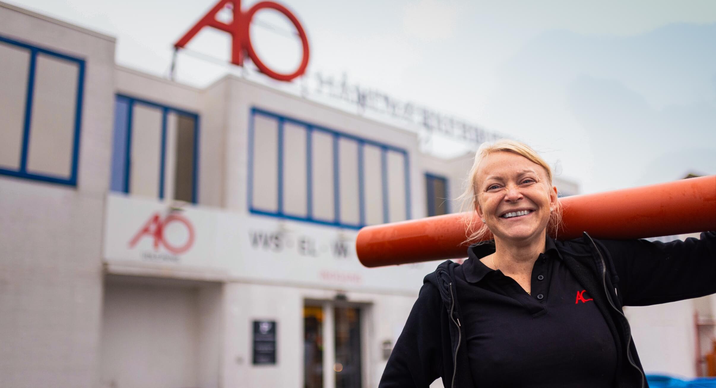 Marlene smiler til kameraet foran AO butik