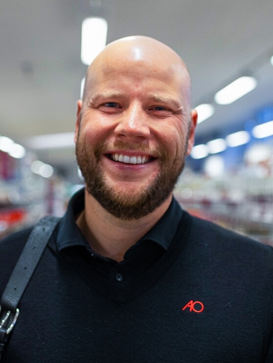 Portrætbillede af Bo, der smiler til kameraet