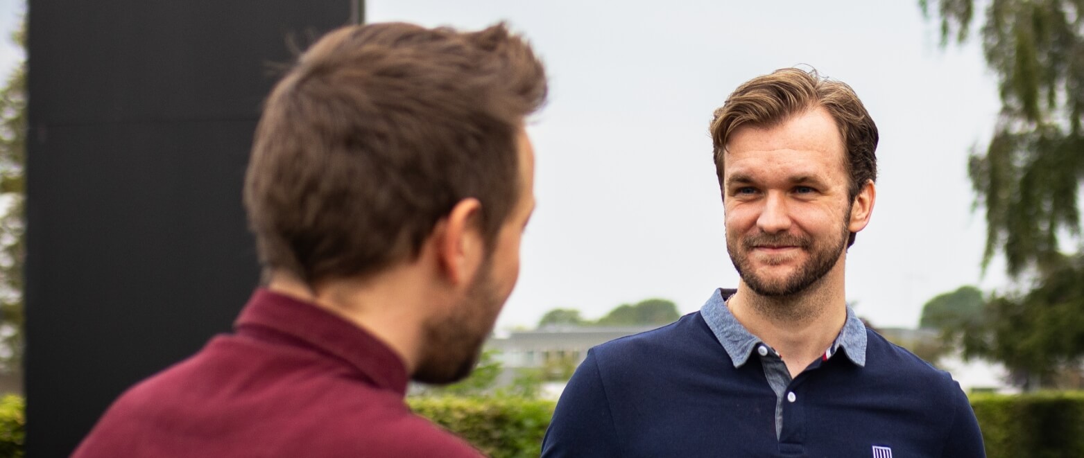 Benjamin står foran skærm og holder oplæg