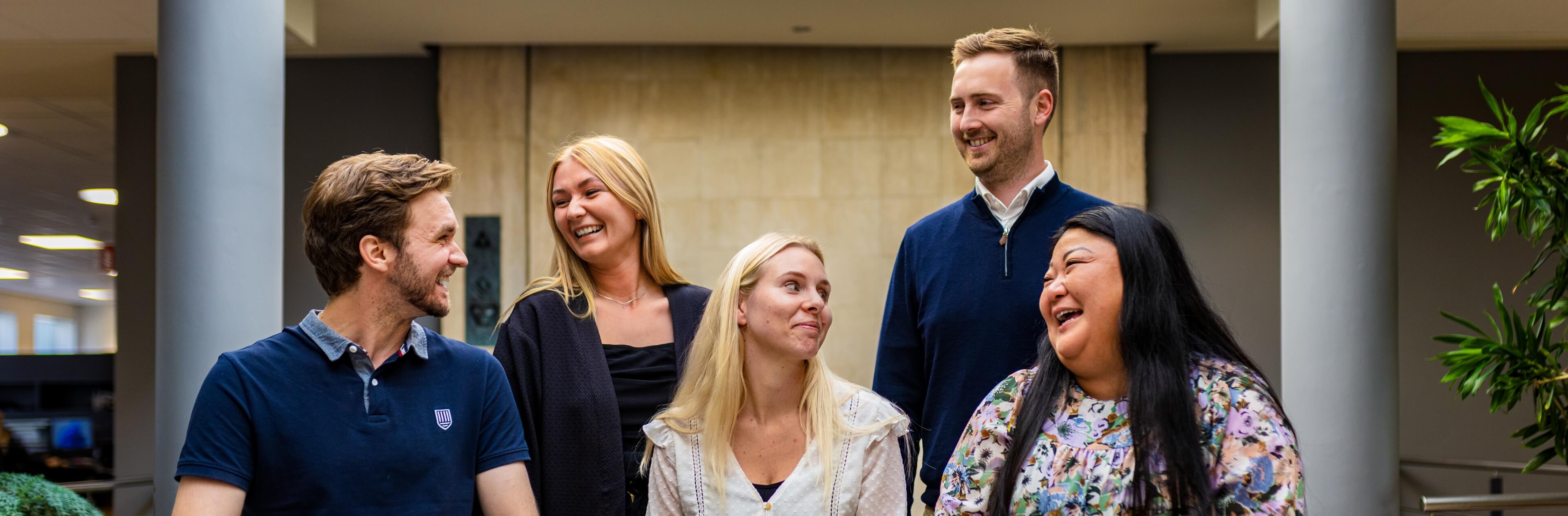 Gruppebillede af AO kolleger i AOs hovedkontor