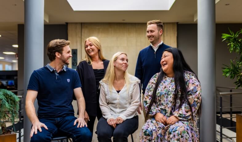 Gruppebillede af AO kolleger i AOs hovedkontor