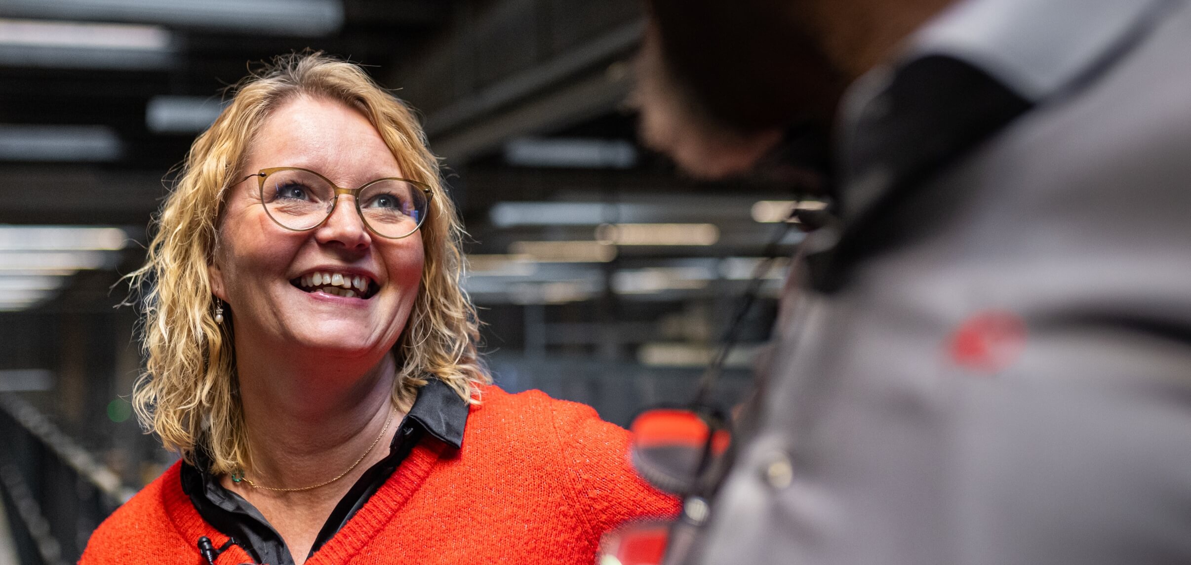 Merete og Osita går rundt på lageret