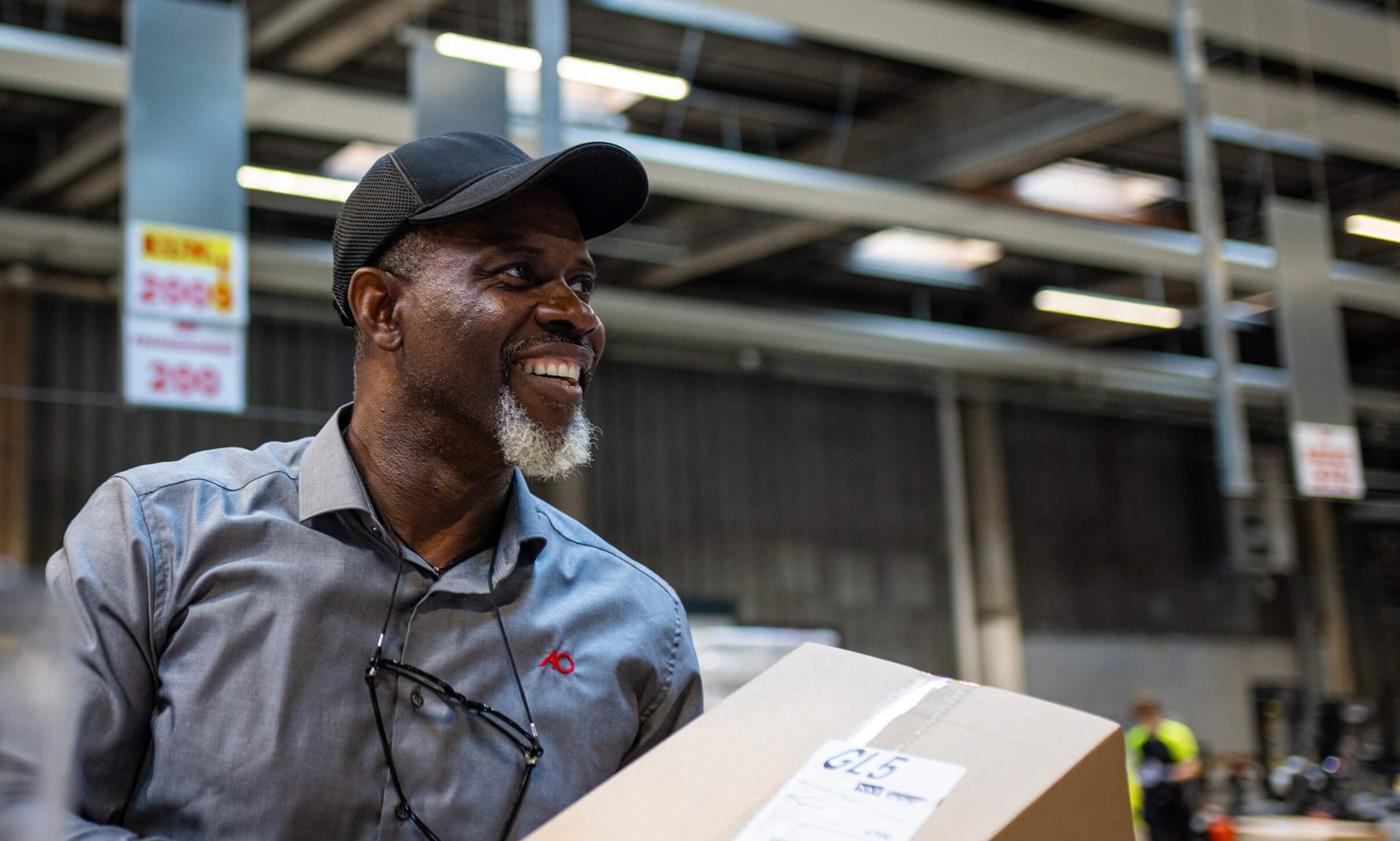 Osita smiler til kollega