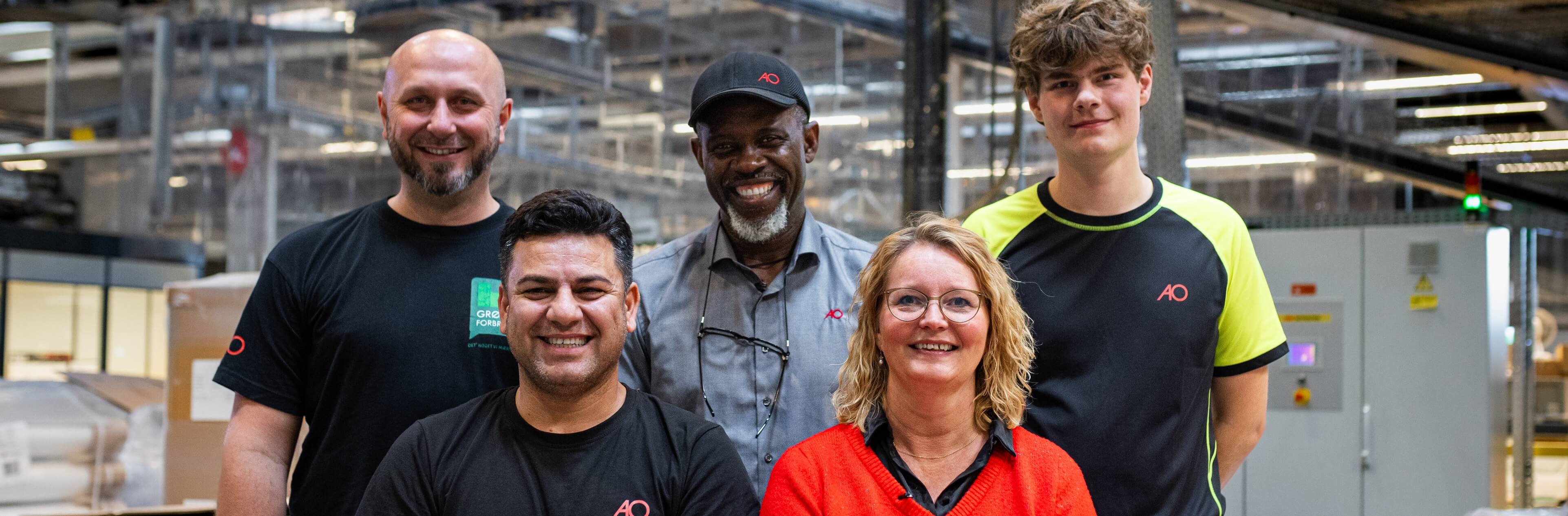 Gruppebillede af AO medarbejdere i AO's lager