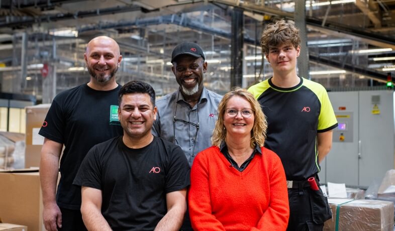 Gruppebillede af AO medarbejdere i AO's lager