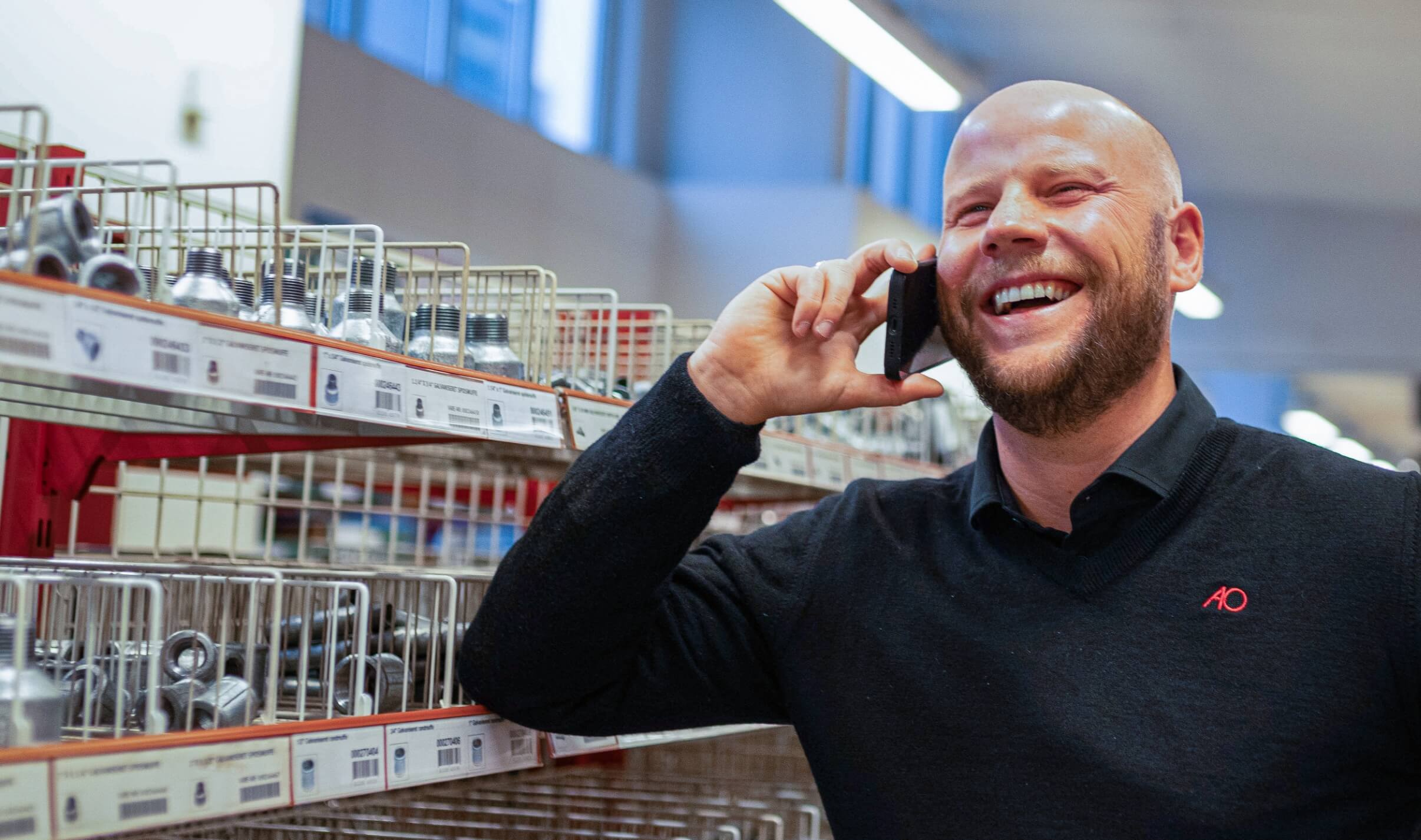 Billede af Bo der taler i telefon