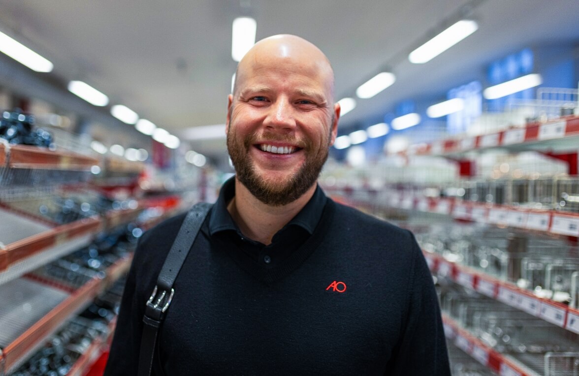 Billede af Merete der smiler til kollega