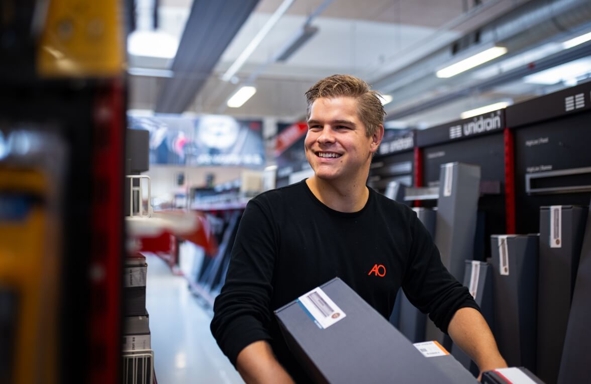 Billede af Merete der smiler til kollega