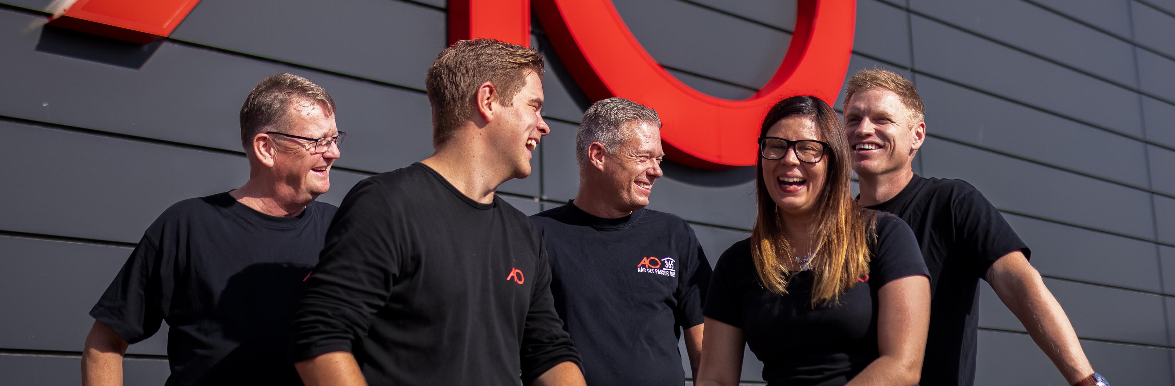 Gruppebillede af AO sælgere foran AO butik